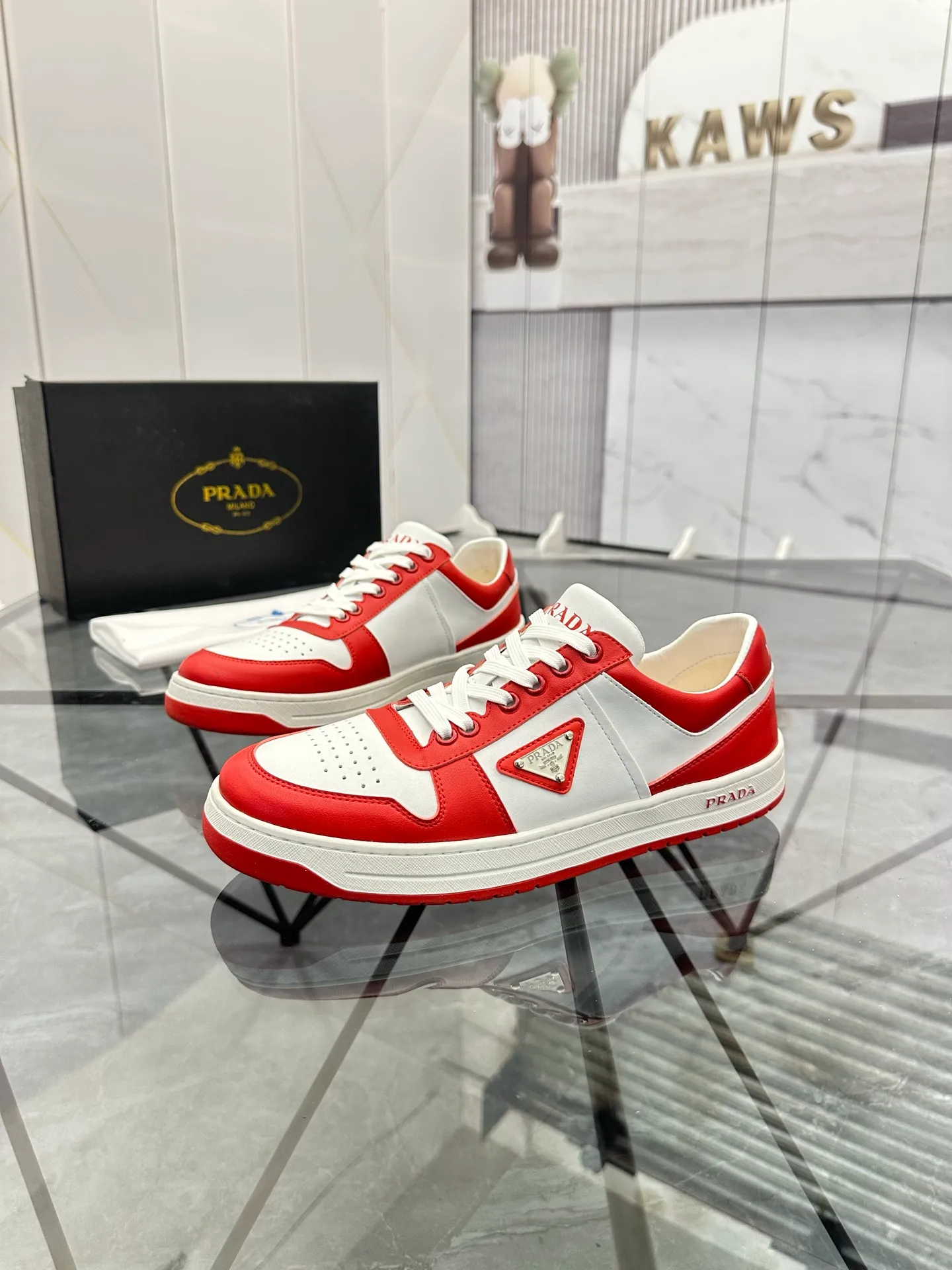 Men's shoes: 💰P400¥ Product trademark: Prada *"Prada*" low-top casual shoes Regular size: 38-44 (can be customized to 45) Product materials: imported cowhide upper, sheepskin lining, original outsole. Number: 020
